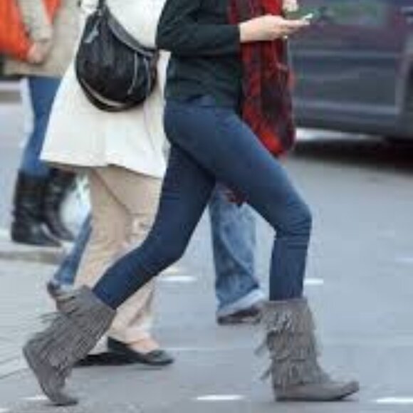 Minnetonka Suede Calf Hi 3-Layer Fringe Boot, Grey Size 7 - Picture 13 of 15